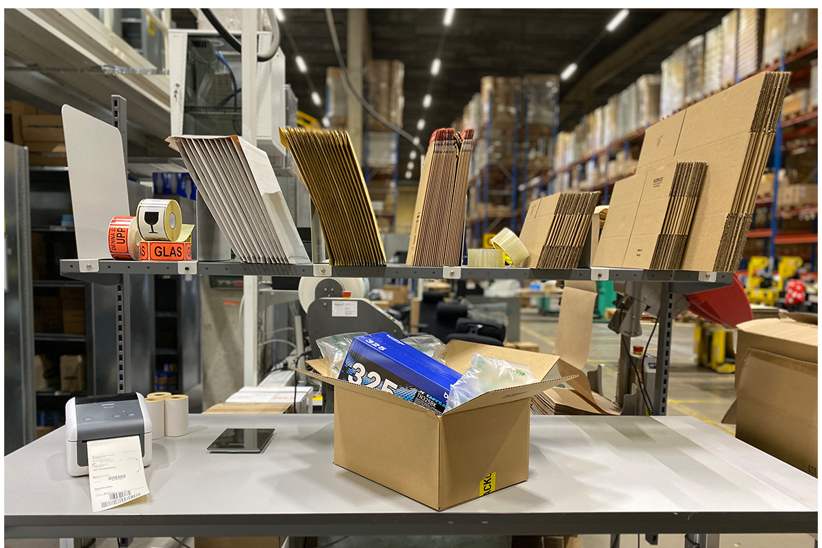Packbord med packmaterial och verktyg Packbord med packmaterial och verktyg nära till hands